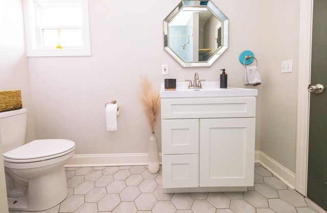 Charming 2-bedroom house near Downtown Kansas City with fenced yard