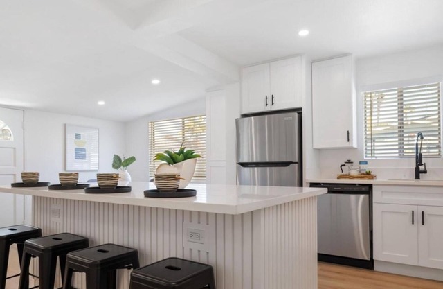 Charming 2-bedroom house in delightful Solana Beach with AC, WiFi.