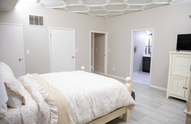 Charming 2-bedroom apartment close to Universities in downtown Terre Haute.