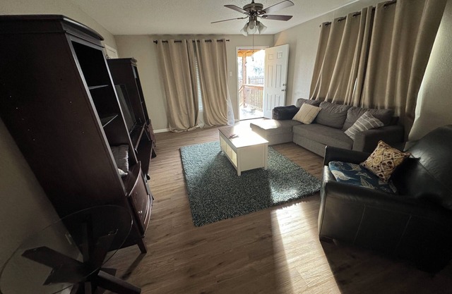 Charming 2-bedroom house with AC, WiFi in wonderful Three Rivers