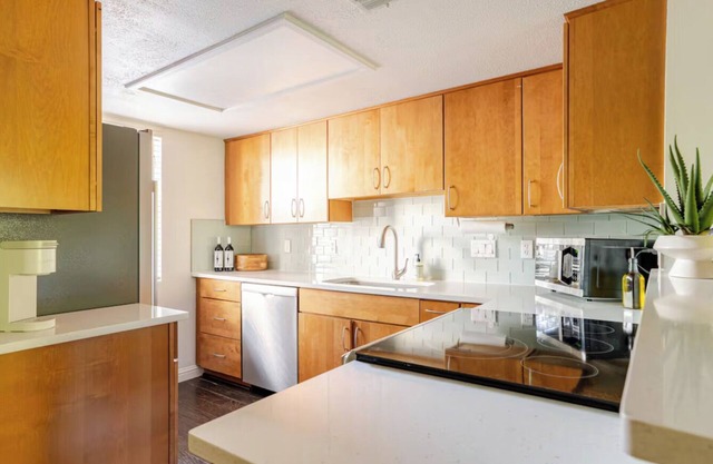 Charming 2 BR condo in the desired Zilker neighborhood, walk to Barton Springs