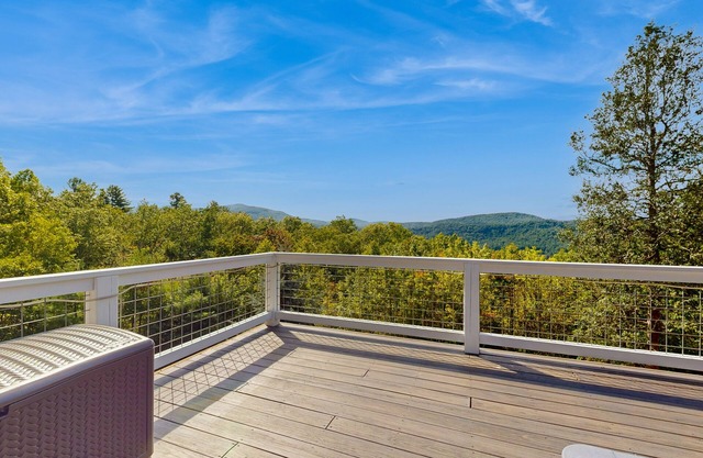 Charming 2 BR home with Stunning Views from outdoor deck