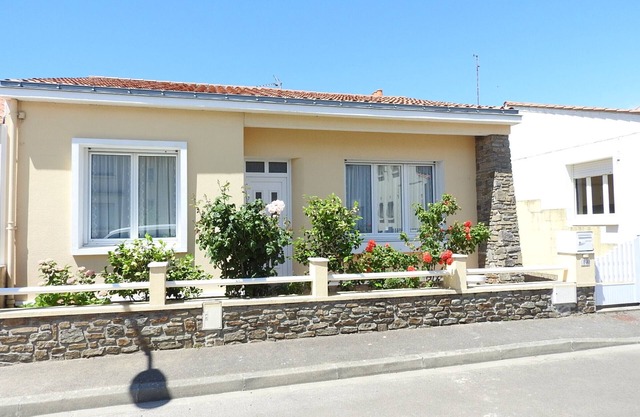 Charming 2-Bedroom House with Sunny Garden, Near Beach and Shops