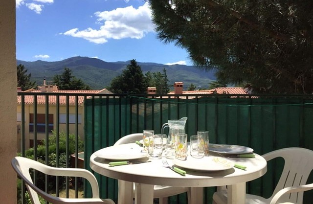 Charming 2-Room Apartment Near Beach, Port, and Shops - Sleeps 4