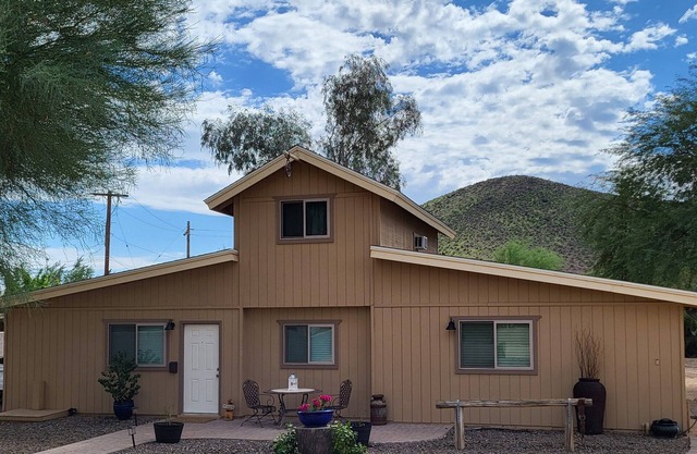 Charming 2BD/1 BA farmhouse on 2.5 acres w/mountain views in fabulous Glendale