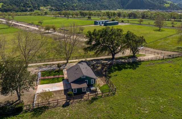 Charming 2bd 2br Cottage w/ Jacuzzi on Horse Ranch