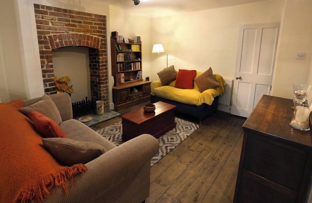 Charming 2BR Edwardian House in Market Town