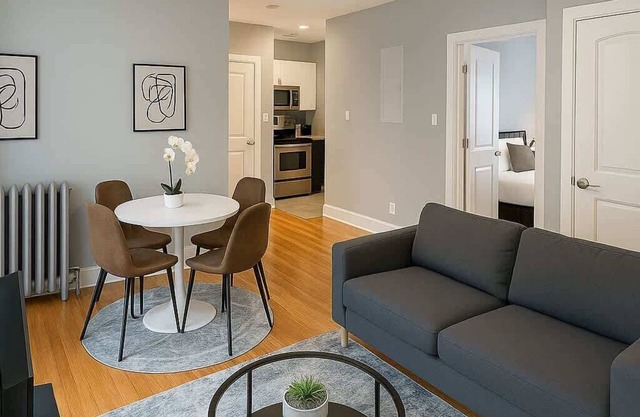 Charming 2BR in Vibrant Lakeview