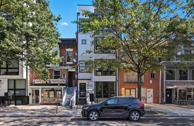 Charming 2BR in Washington with AC—comfort, style, and city vibes await!