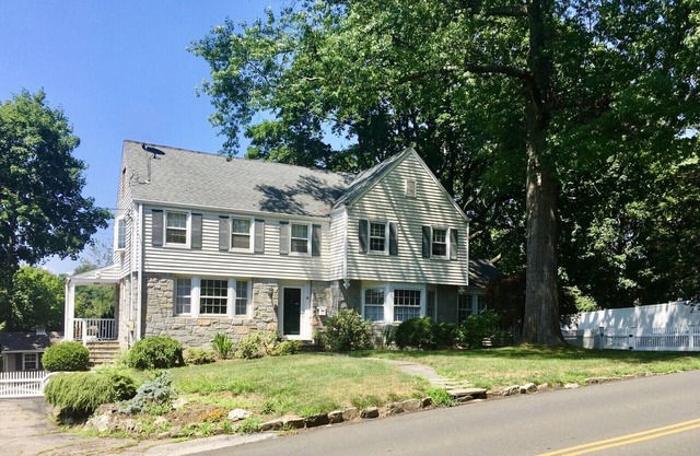 Charming 3 BD/2.5 BA with Fenced Yard and Solarium, 2 Mi to Calf Pasture Beach!
