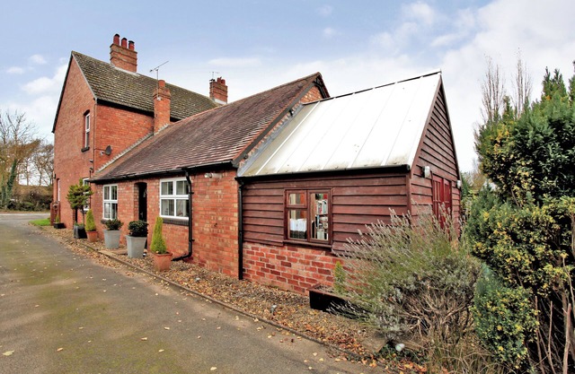 Charming 3 Bed Home with Garden & Parking near Worcester