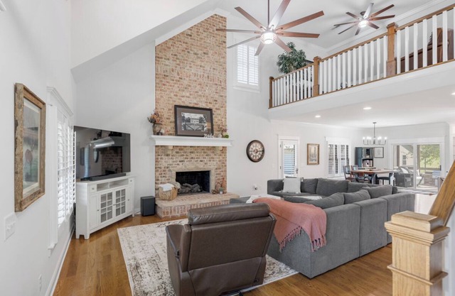 Charming 3 bed, 2.5 bath farmhouse with hot tub, firepit, and seasonal pool!