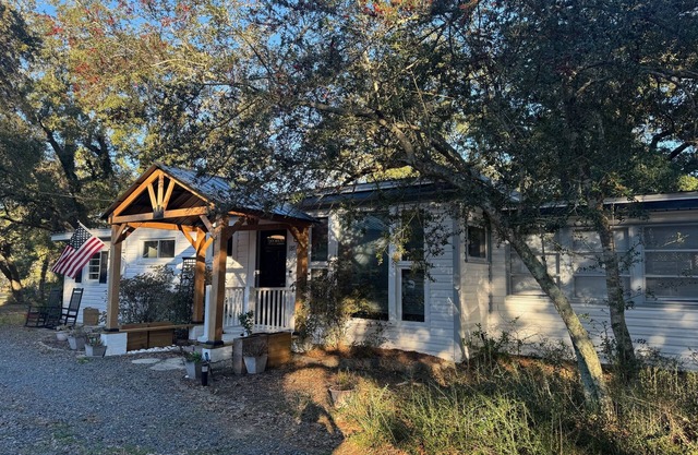 Charming 3 bed cottage on Saucepan Creek near Ocean Isle beaches!