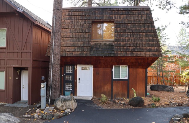 Charming 3 Bedroom Cabin in Incline Village w/Hot Tub