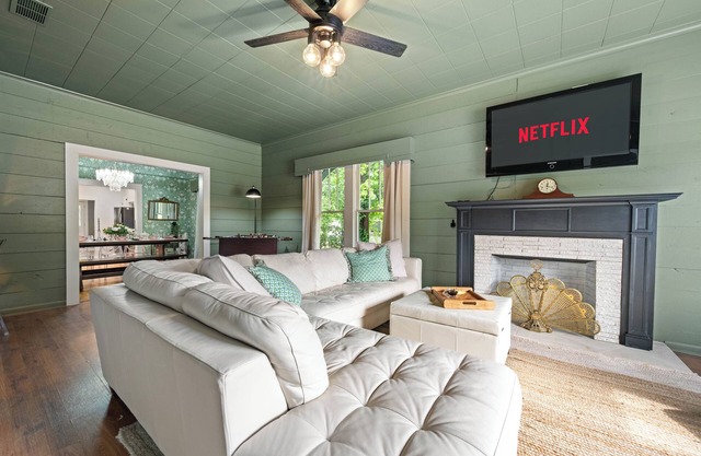 Charming 3-bedroom bungalow, sleeps 8, fire pit, playground, laundry & yoga