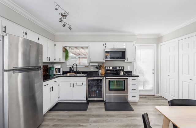 Charming 3-bedroom 2 Bath House with Nice Backyard, Near Airport in Nashville