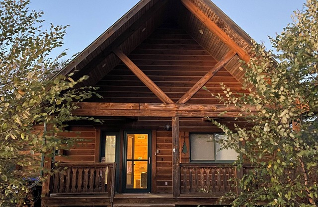 Charming 3-bedroom cabin in Warrens with WiFi. Close to ATV access point.