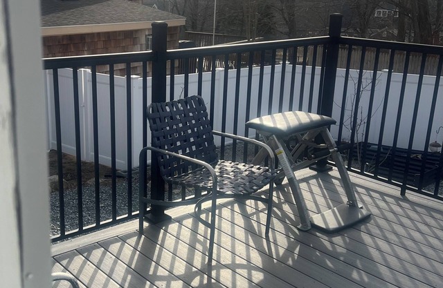 Charming 3-bedroom duplex with study space, WiFi in cool Hope Scituate.