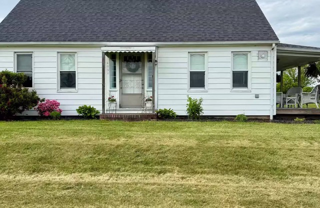Charming 3-bedroom farmhouse with AC, WiFi in quaint Austinburg