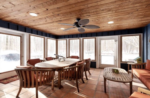 Charming 3-bedroom house with a pool on 5 acres of woods near Harbert.