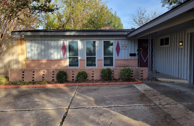Charming 3-bedroom house in Tulsa. Escape with the whole family including pets!