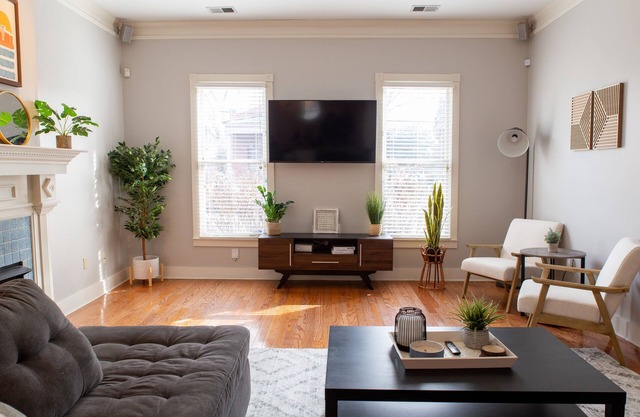Charming 3-Bedroom Midtown with Large Backyard - 3 mins to Liberty Bowl