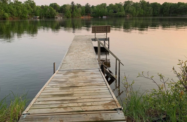 Charming 3-bedroom plus loft cottage on Lake Arrowhead and near Sand Valley!