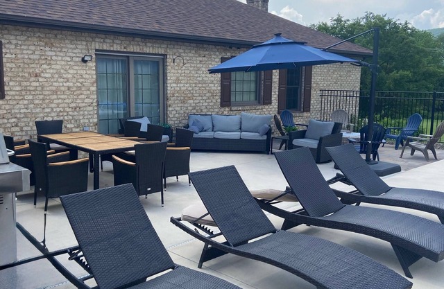 Charming 3-bedroom Happy Valley Home with Large Pool!