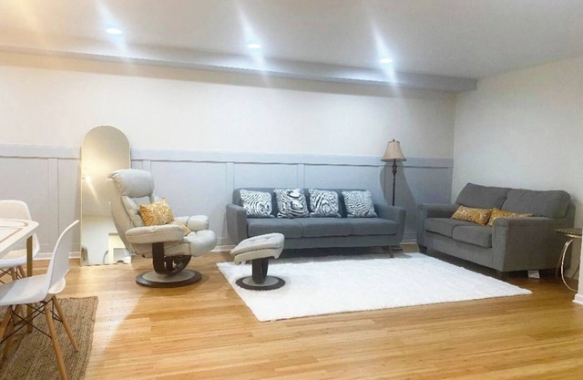 Charming 3 beds 2 full baths close to Chicago downtown walking to trains