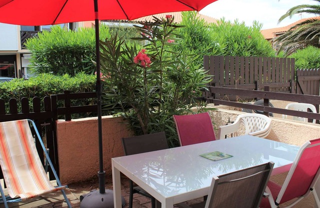 Charming 3-Room Apartment, AC, 400m from Beach, Parking, Sleeps 4