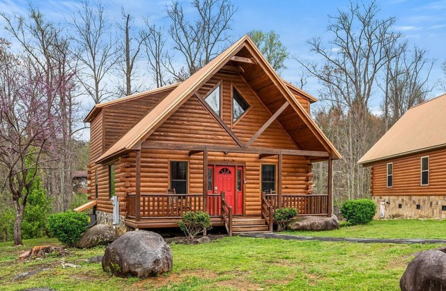 Charming 3BD Cabin w/Hot Tub! Arcade + POOL!