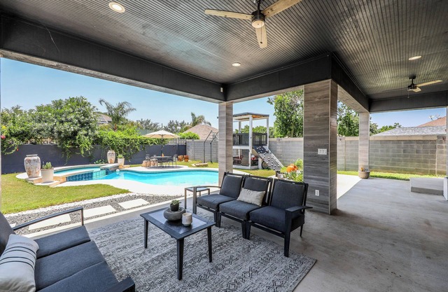 Charming 3bdrm home with pool, fitness rm,and relaxing backyard North of Laredo.