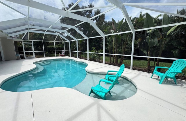 Charming 3BR/2BA Venice center located, screened/heated pool