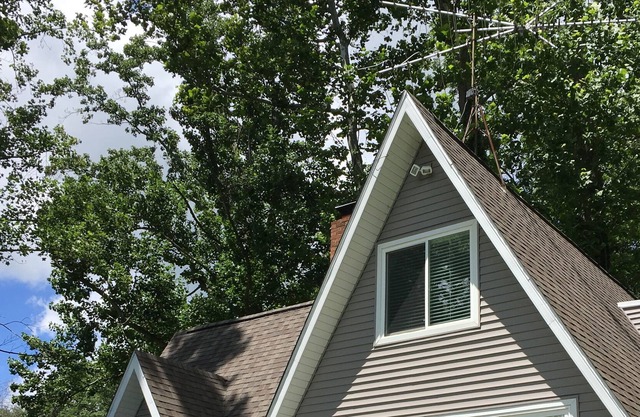 Charming 4 bed / 2 bath Lake House