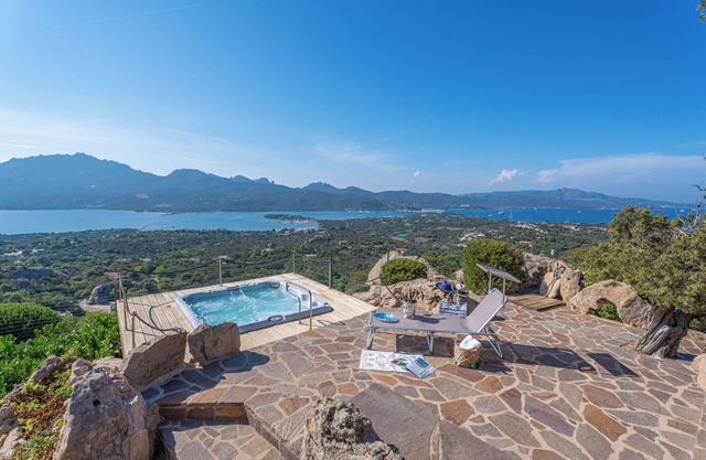 Charming 4-bedroom Villa with Sea View, Jacuzzi, WiFi in fabulous Porto Rotondo