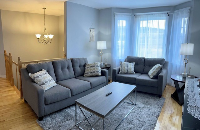 Charming 4-bedroom house with jacuzzi tub. Family and Pet friendly