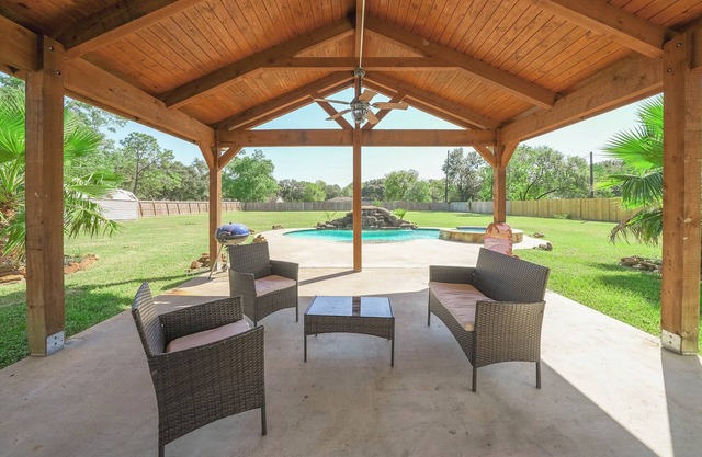 Charming 4-bedroom house with Heated Pool, AC and WiFi in fabulous Pearland