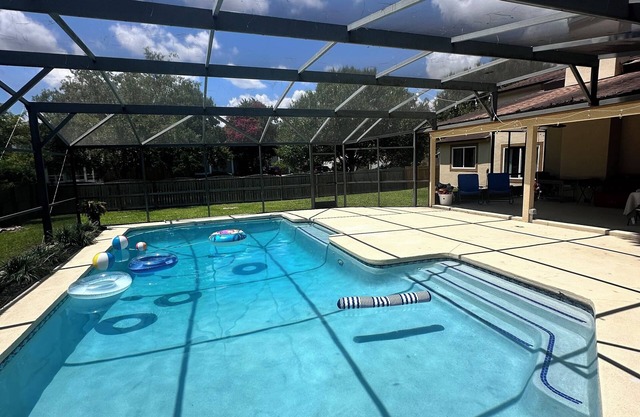 Charming 4-bedroom house with Pool and Fireplace in Orlando