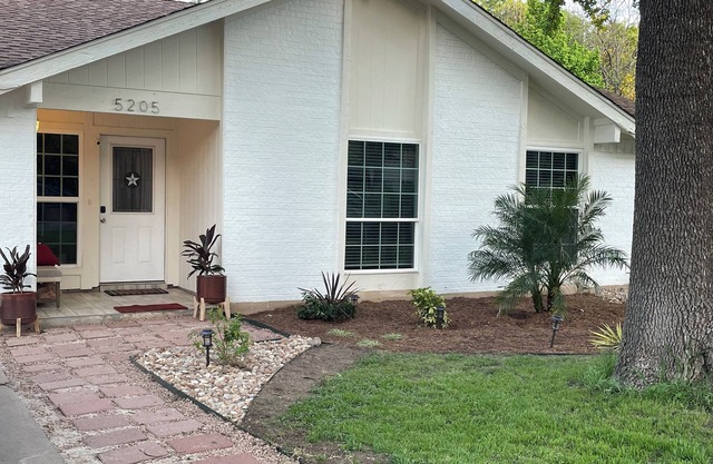 Charming 4-bedroom house with Beautiful Outdoor space in Austin