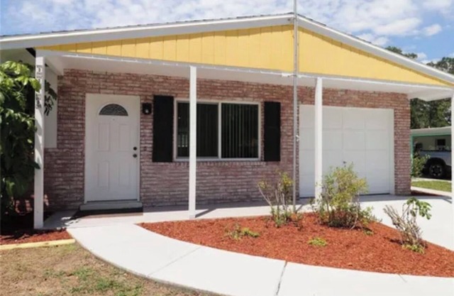 Charming 4-bedroom Pool Home in Sarasota Fl