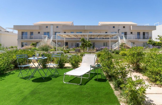 Charming 75 sqm seaview flat, able to accommodate up to 5 people, located inside the renowned Borgo 84 residence, equipped with swimming pool and cycle path. The property is located just 3 km from the center of Marzamemi, one of the most fascinating seas