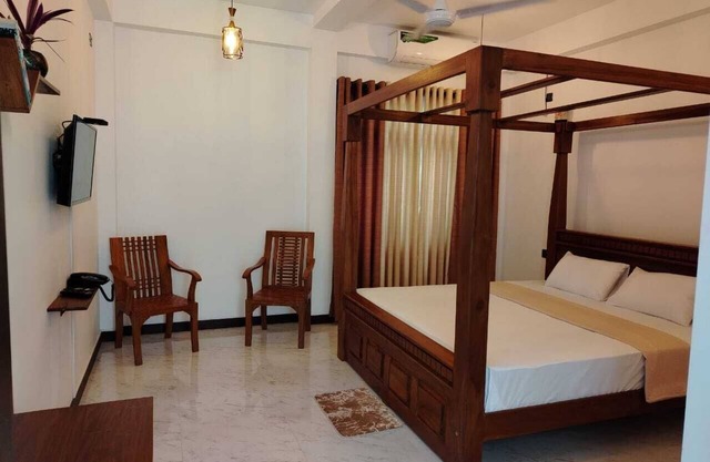 Charming 9-bedroom hotel with AC, WiFi in delightful Gem city Ratnapura