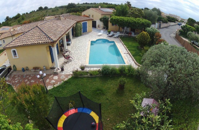 Charming air-conditioned house in a quiet location. Swimming pool and landscaped garden.