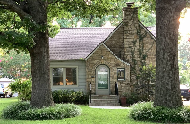 Charming and Cozy Stone Cottage Near Tulsa Expo Square and Downtown