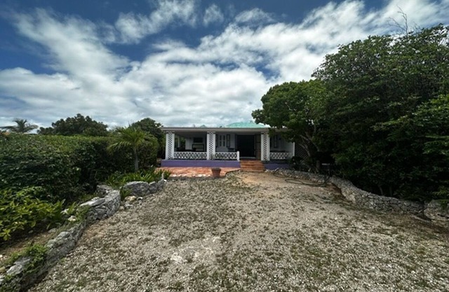 Charming and Secluded cottage in Cul de sac with views of Saint Maarten. AC