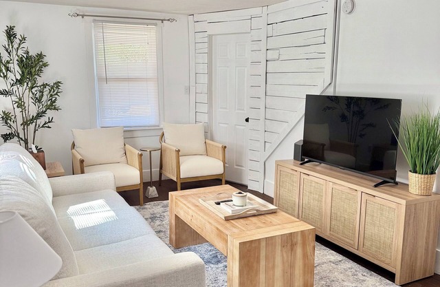 Charming Apartment Near Downtown