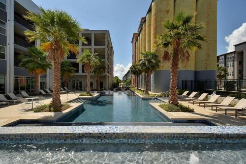 Charming Apartment in Southtown Wifi Pool Gym