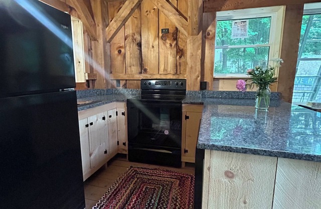 Charming barn studio apt, in lovely Peterborough NH overlooking the downtown.