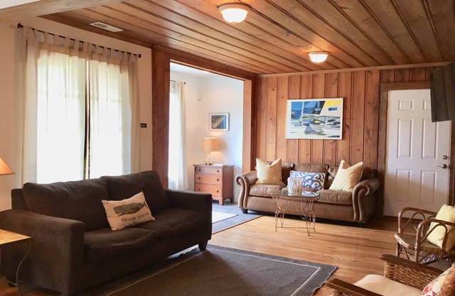 Charming Beach Cottage Only 100 yds from the beach