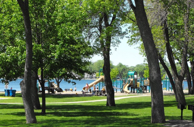 Charming bead-board Cottage in Historic Excelsior on Lake Minnetonka